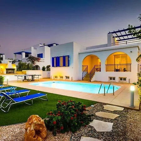 In Sleeps 6 Includes Swimming Pool Air Con And Wifi Villa *
