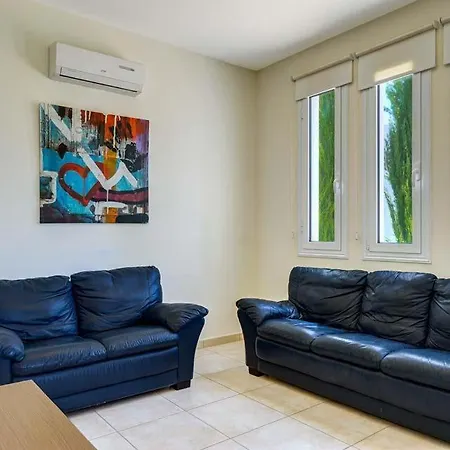 Vilă In Sleeps 6 Includes Swimming Pool Air Con And Wifi *